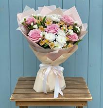 Букет цветов из:  Гвоздики, Орхидеи и Розы в Савино Новгородская область