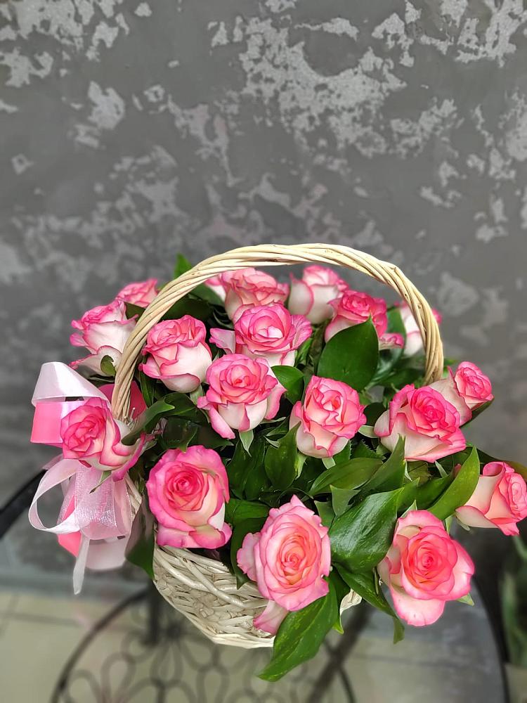 Цветочная композиция из Розы в корзине в Савино Новгородская область