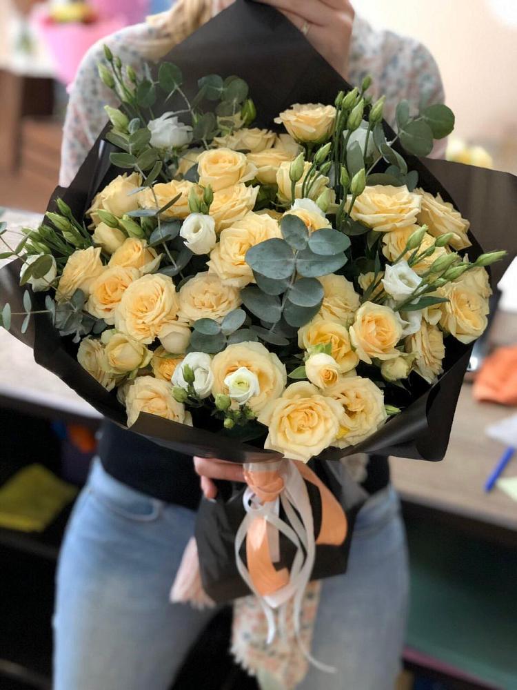 Букет цветов из: Розы и Лизиантусы в Савино Новгородская область