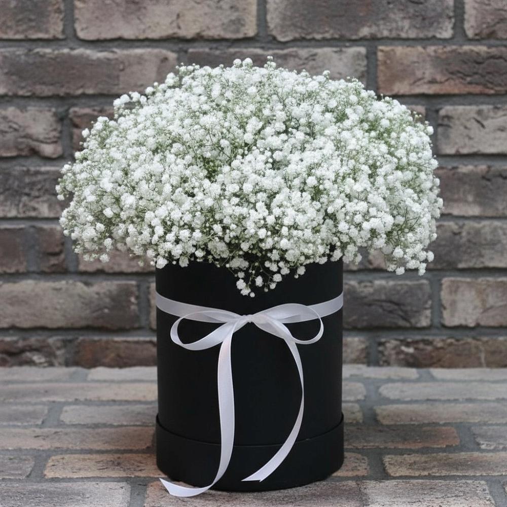 Цветочная композиция из Гипсофила в шляпной коробке в Савино Новгородская область