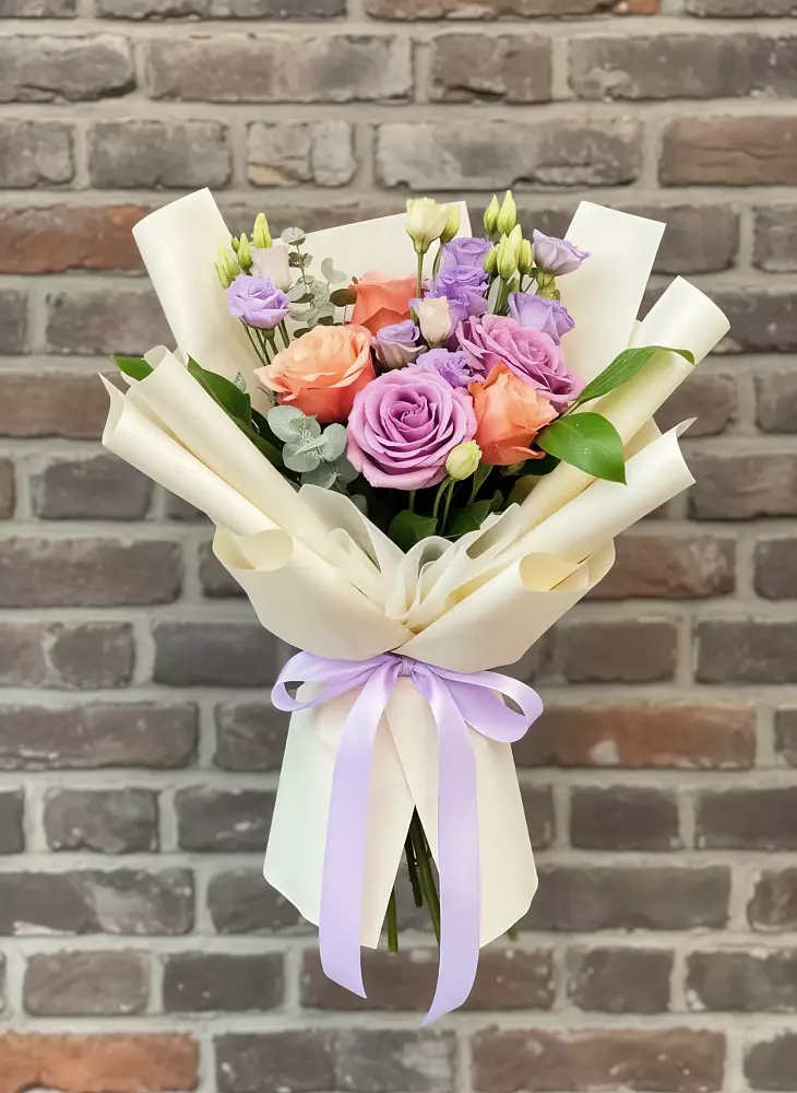 Букет цветов из: Лизиантусы и Розы в Савино Новгородская область