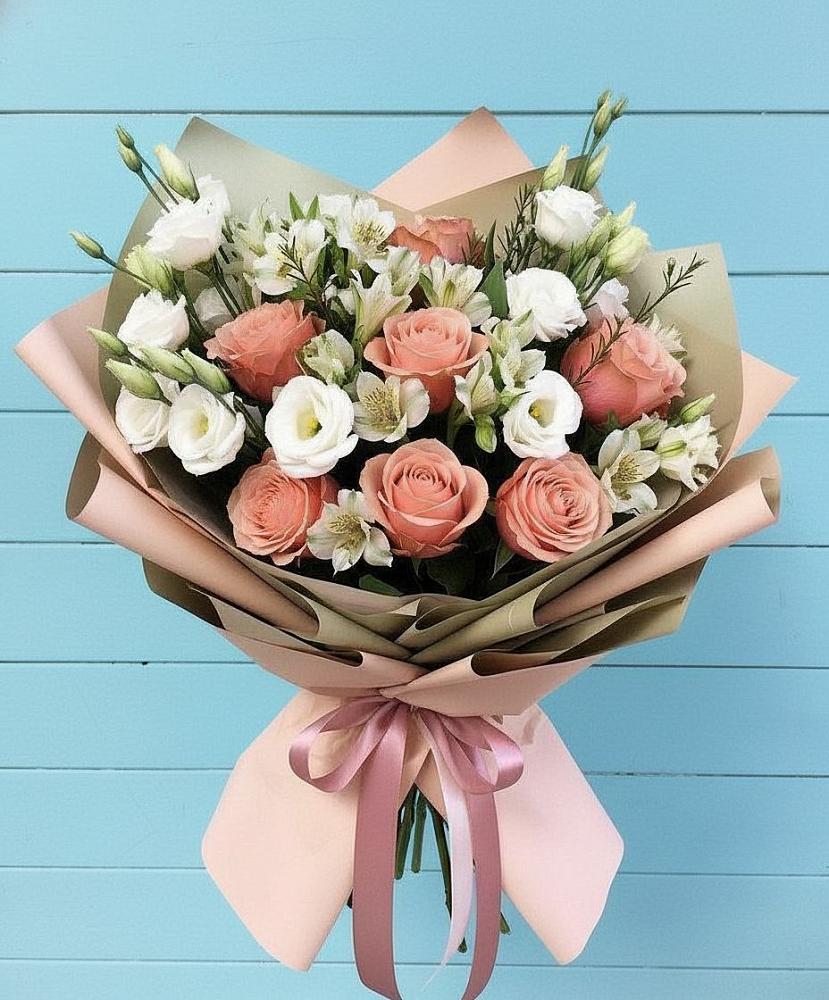 Букет цветов из: Розы, Альстромерии и Лизиантусы в Савино Новгородская область