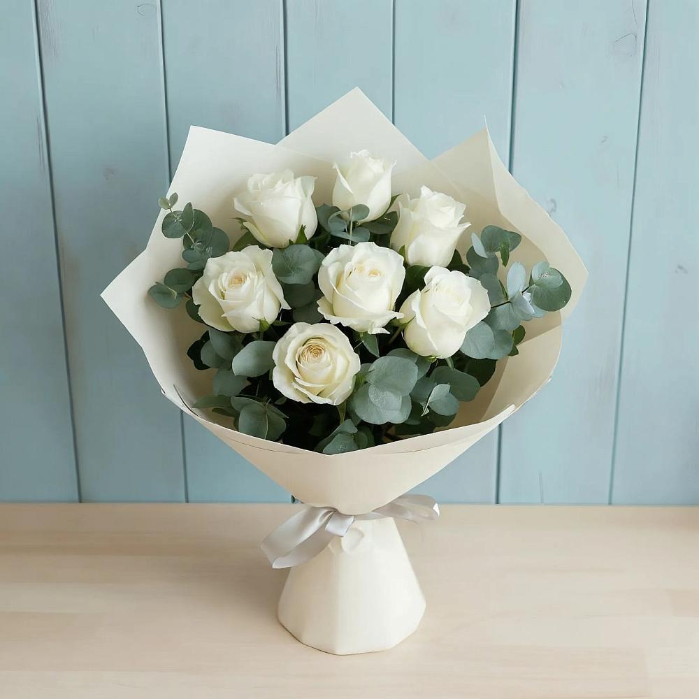Букет Белые розы в Эвкалипте в Савино Новгородская область