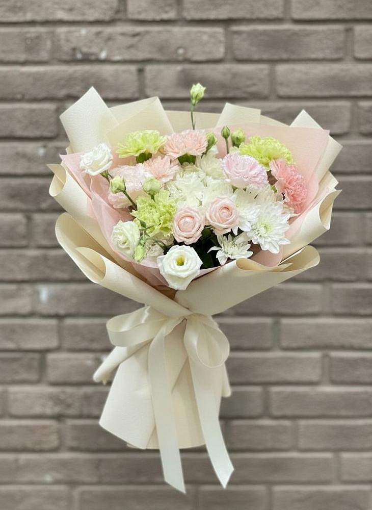 Букет цветов из: Гвоздики, Розы, Лизиантусы и Хризантемы в Савино Новгородская область