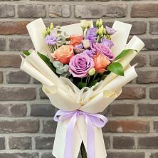 Букет цветов из:  Лизиантусы и Розы в Савино Новгородская область