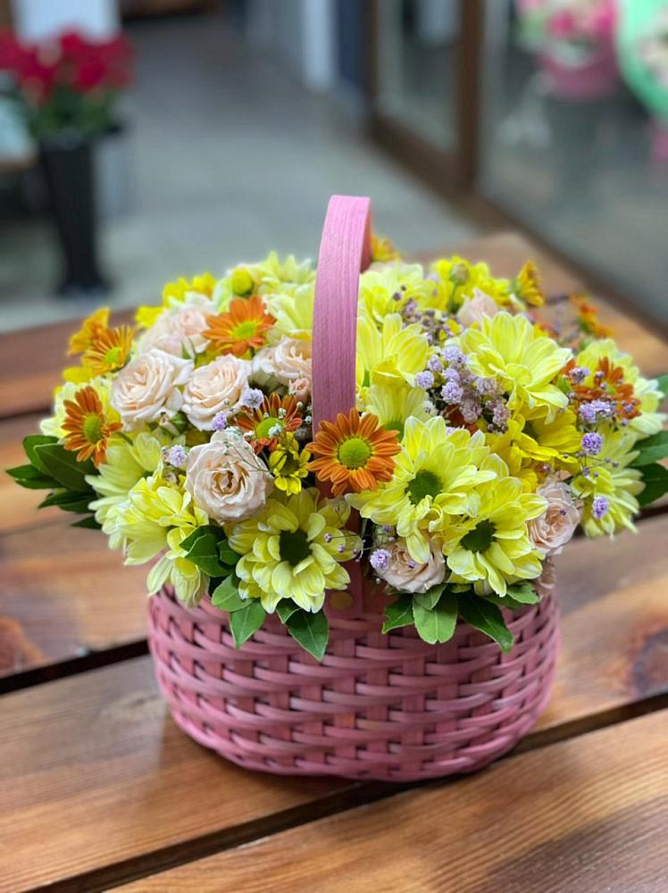 Цветочная композиция из Хризантемы и Розы в корзине в Савино Новгородская область