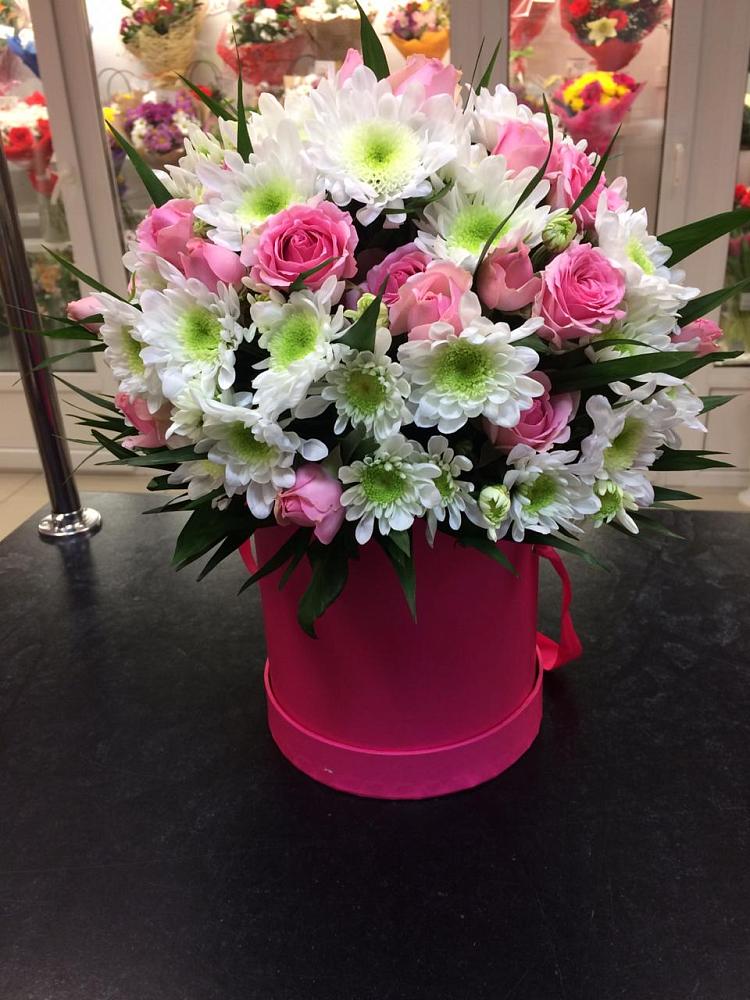 Цветочная композиция из Розы и Хризантемы в шляпной коробке в Савино Новгородская область