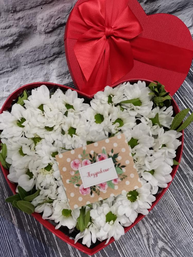 Цветочная композиция из Хризантемы в виде сердца в Савино Новгородская область