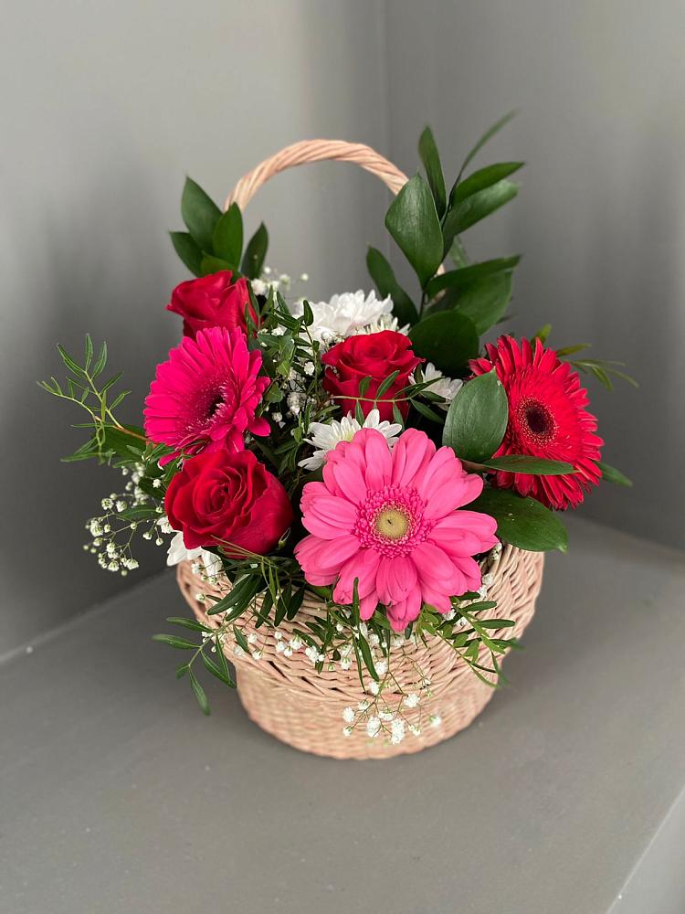Цветочная композиция из Розы, Хризантемы и Герберы в корзине в Савино Новгородская область