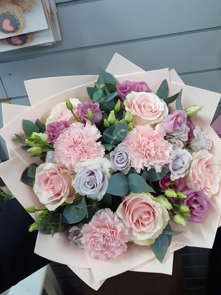 Букет цветов из: Розы, Гвоздики и Лизиантусы в Савино Новгородская область