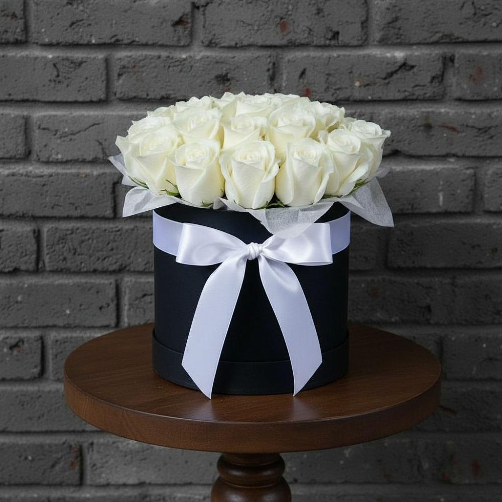 Цветочная композиция из Розы в шляпной коробке в Савино Новгородская область