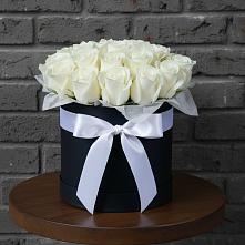 Цветочная композиция из Розы в шляпной коробке в Савино Новгородская область